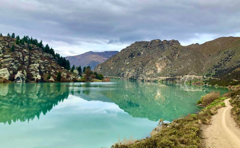Stunning blue waters on the Lake Dunstan Trail |  <i>Lisa Jones</i>